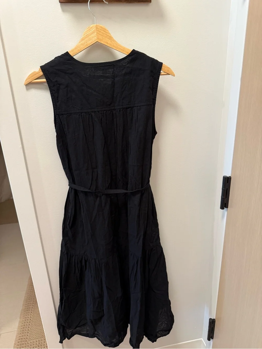 Women's Black Sleeveless Tie-Waist Midi Dress